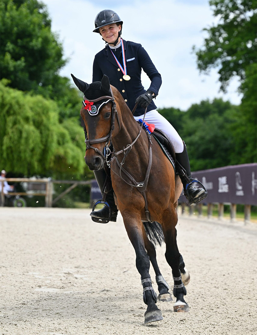 Elsa Lingard Moment de complicité entre la cavalière et un cheval de l'élevage de La Robardière