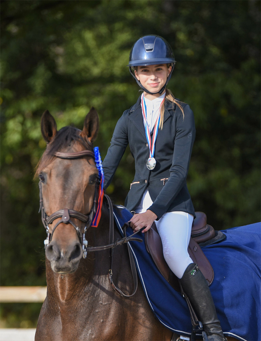Lise Lingard Cavalière en compétition avec un jeune cheval CSO