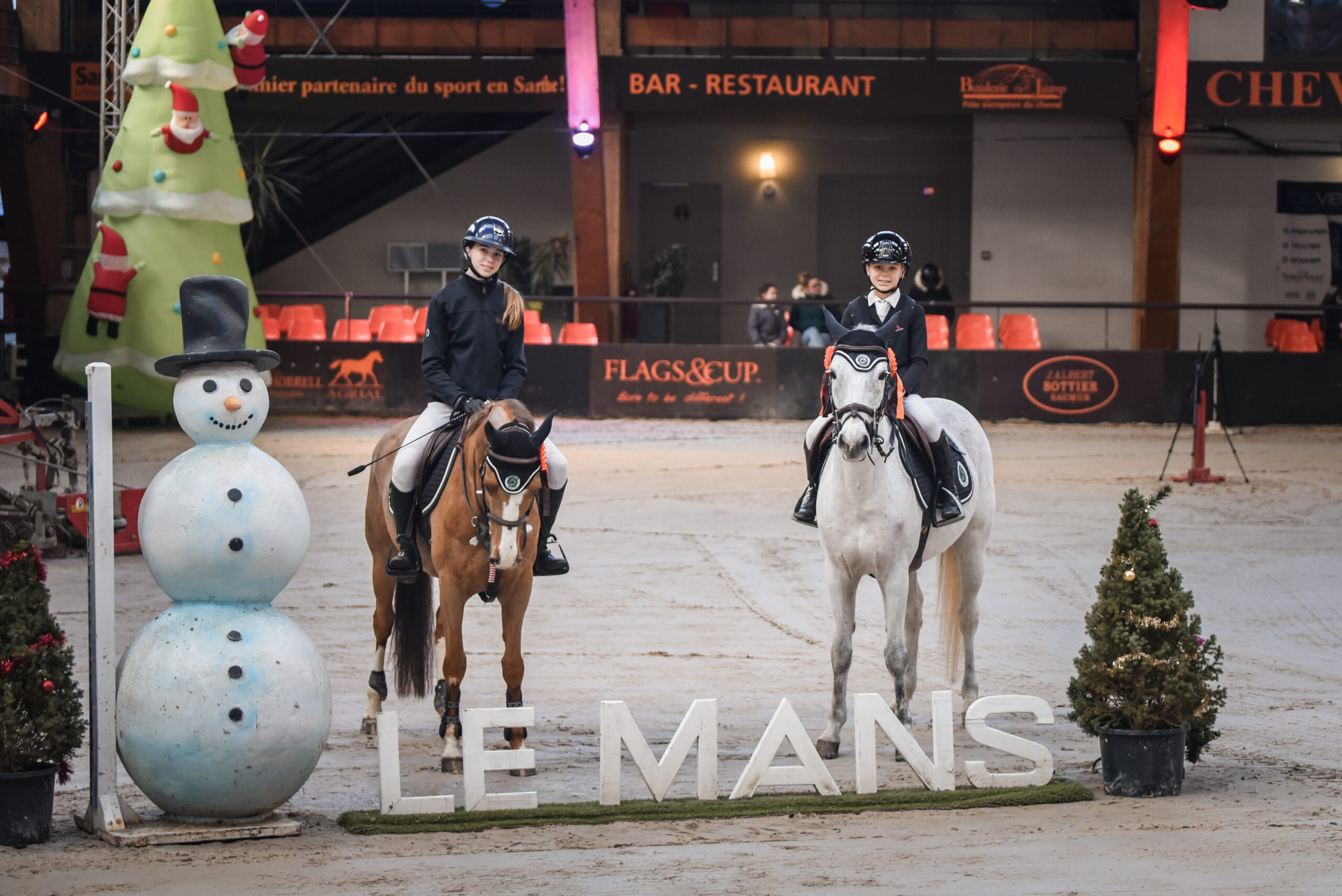 Remise des prix en famille – Lise Lingard – Judith du Ruisseau – Hugo Lingard – Ever El Faras – Le Mans 13-14 Dec 25 – © Marie Oriol Remise des prix en famille - Lise Lingard - Judith du Ruisseau - Hugo Lingard - Ever El Faras - Le Mans 13-14 Dec 25 - © Marie Oriol